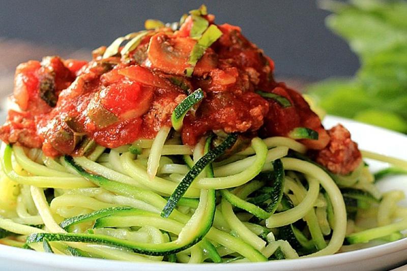 Tražite izvrsnu zamjenu za tjesteninu? Isprobajte zoodles – špagete od tikvica s rajčicama i bosiljkom!